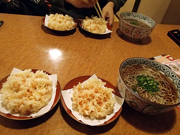 桜海老そば（５８０円）を大盛り（＋１００円）にし、更に桜海老のかき揚げ（２３０円）を追加した